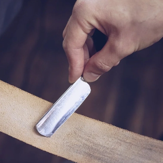 Pokaz ostrzenia brzytwy